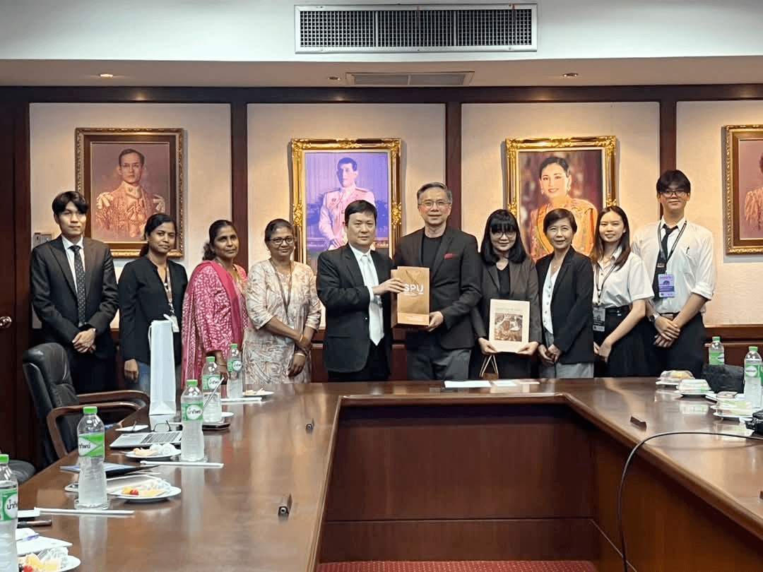 Natthawat welcoming the Ambassador and Consul from Chennai, India, together with professors from VIT University.